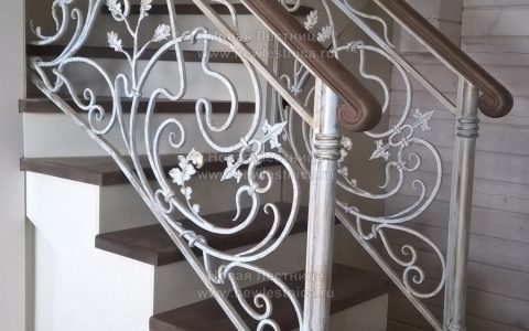 Чербо-белая лестница с встроенным шкафом в Котельниках