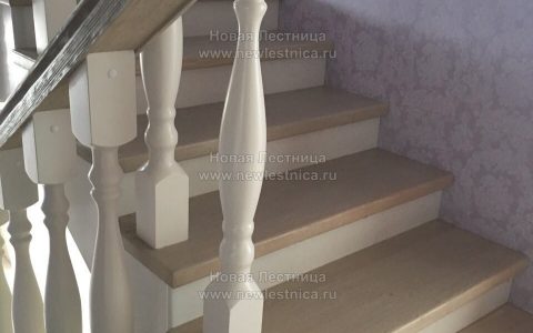 Двухцветная лестница в частный дом в Щелково
